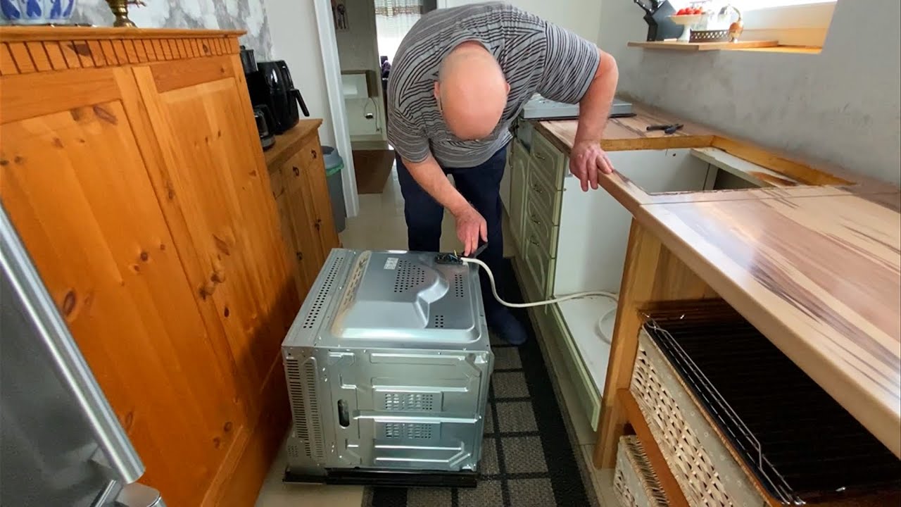 Backofen und Kochfeld ausgebaut