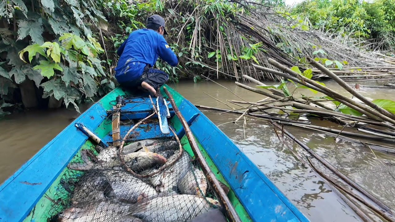 MAKAN BERSAMA DUA ORANG YANG TELAH DI USIR