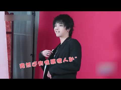 《歌手》曝光华晨宇海报拍摄花絮 一个屏风也能拍出大片感