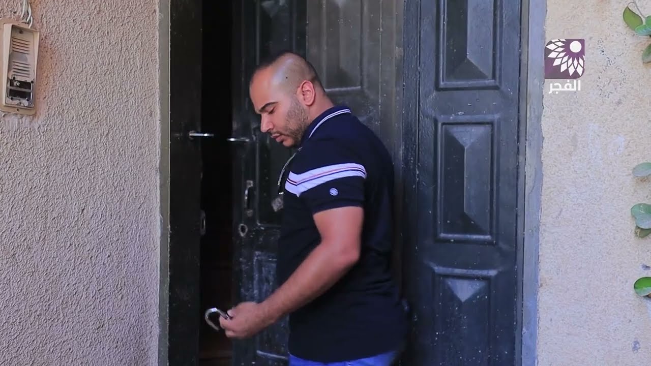 طولكرم : مهند يونس يكسر قفل منزله بعد ستة أشهر من تحويله إلى ثكنة عسكرية، وهذا هو حال المنزل