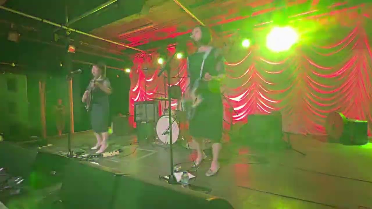 The 5,6,7,8’s - I’m Blue (live)