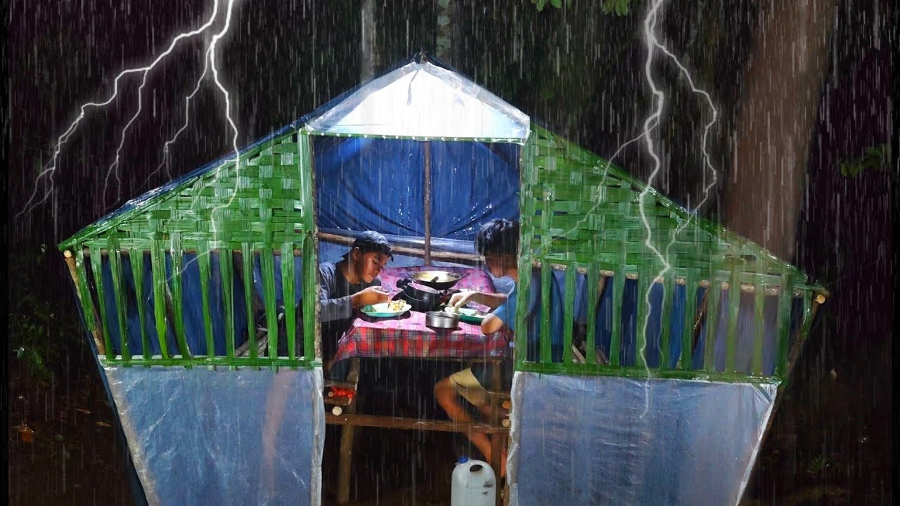 Camping hujan deras berpetualang di hutan, menahan 8 tajur lele dirawa & relaxing rain sound