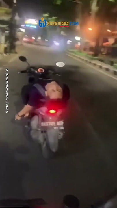 Viral seorang pemuda tidur di atas motor yang melaju kencang hingga menabrak warung