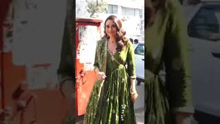 पति से तलाक के बाद करिश्मा कपूर अपने बच्चों को इस तरह पाल रही है ! #karishmakapoor #shorts