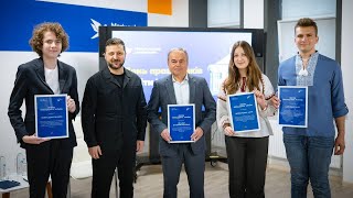 Напередодні Дня працівників освіти зустрівся з учителями, викладачами, студентами та школярами. Відзначив державними нагородами наших освітян