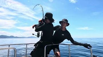 Bất ngờ dính cá ngừ hơn 100kg, 5 người vật vã cả tiếng đồng hồ mới bắt được!(Cao Tiến Câu Cá ở Nhật)