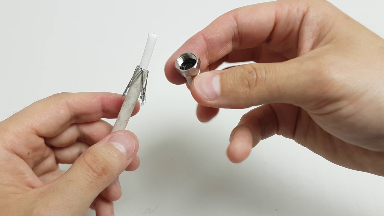 Montaż wtyku antenowego F nakręcanego