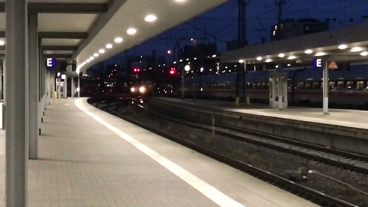 Einfahrt eines Flixtrain aus Frankfurt in München Hbf