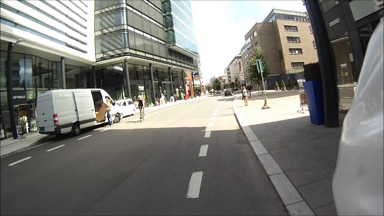 Varelevering fra sykkelfeltet tvinger syklist til unvikelsesmanøver