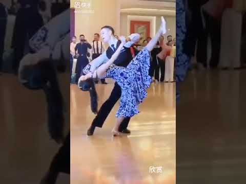 優美的華爾滋 ⚘ 一代妖姬 崔苔菁70歲壽宴與他兒子開場舞  🧚‍♀️風淒淒意綿綿🎵🎶🎤