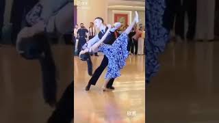 優美的華爾滋 ⚘ 一代妖姬 崔苔菁70歲壽宴與他兒子開場舞  🧚‍♀️風淒淒意綿綿🎵🎶🎤