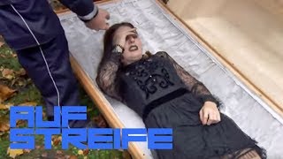 Gefangen auf dem Friedhof: Mädchen im Sarg eingesperrt! | Auf Streife | SAT.1 TV