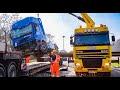 BERGING :   Vrachtwagen botst op rijdende afzetting op snelweg 🚚🚧👷🏻