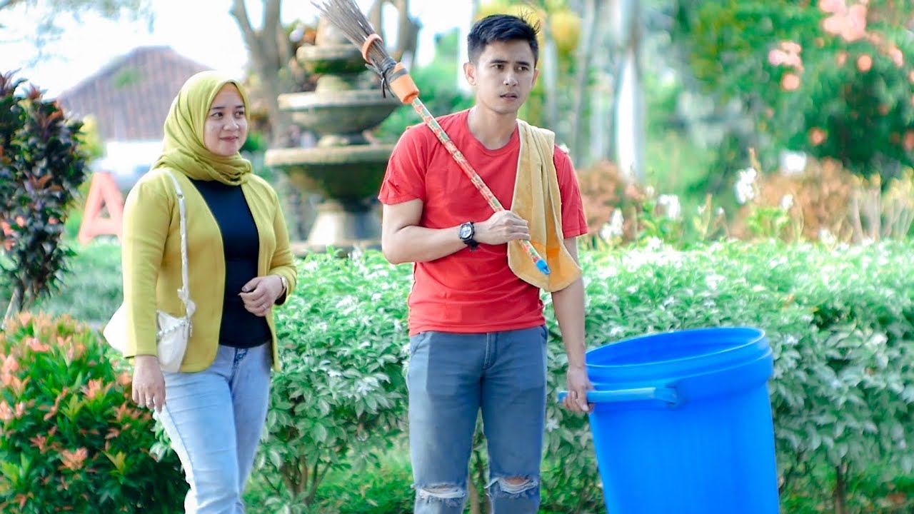 BOS BESAR NYAMAR JADI CLEANING SERVICE DEMI MENGETAHUI KELAKUAN KARYAWANNYA TAPI !! Malah di Usir...