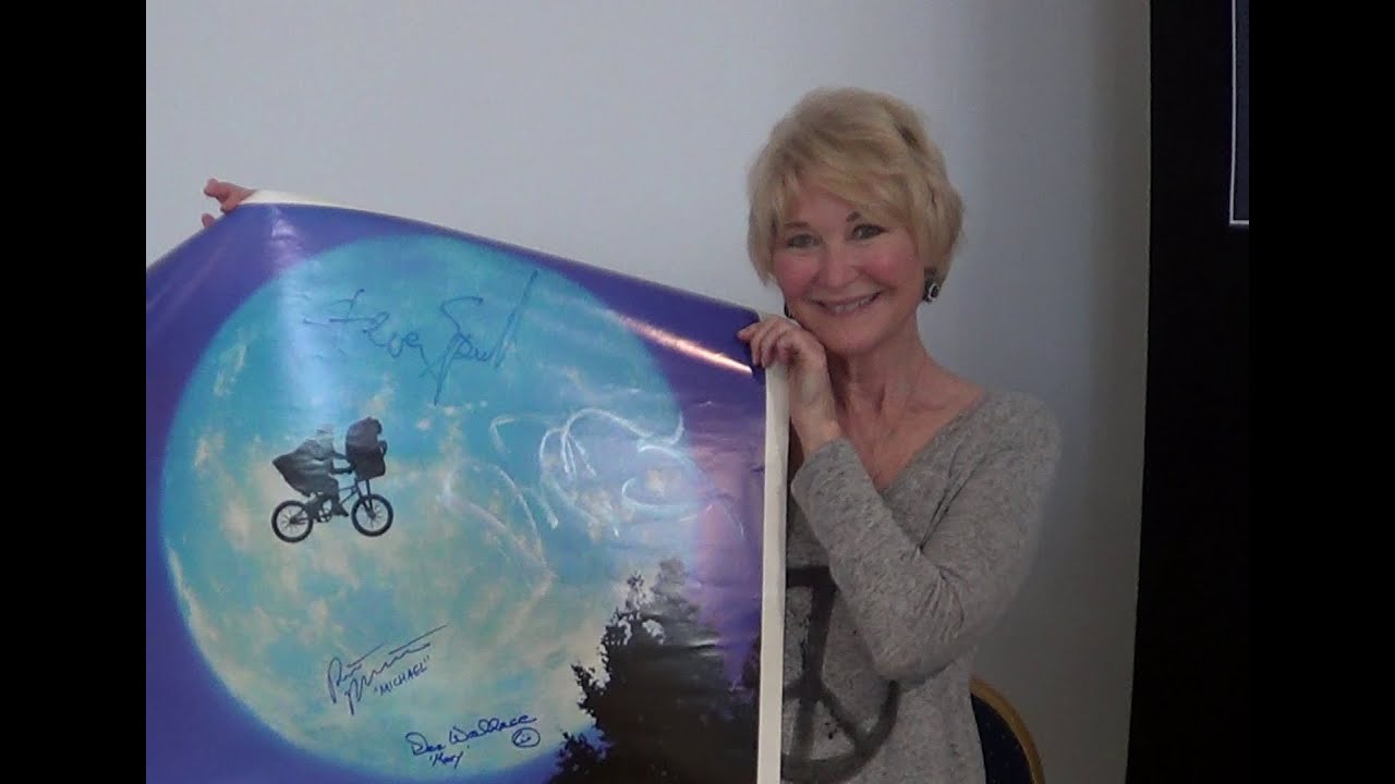 DEE WALLACE signs E.T poster for Children's Charity signed by Spielberg Barrymore Thomas MacNaughton