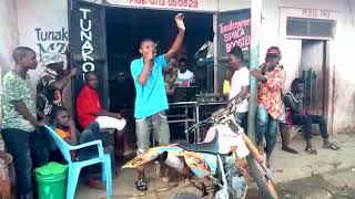 Dj JOBA TRUMPO __akiwa na wana kitaa wakichalaza/ M2 shazii