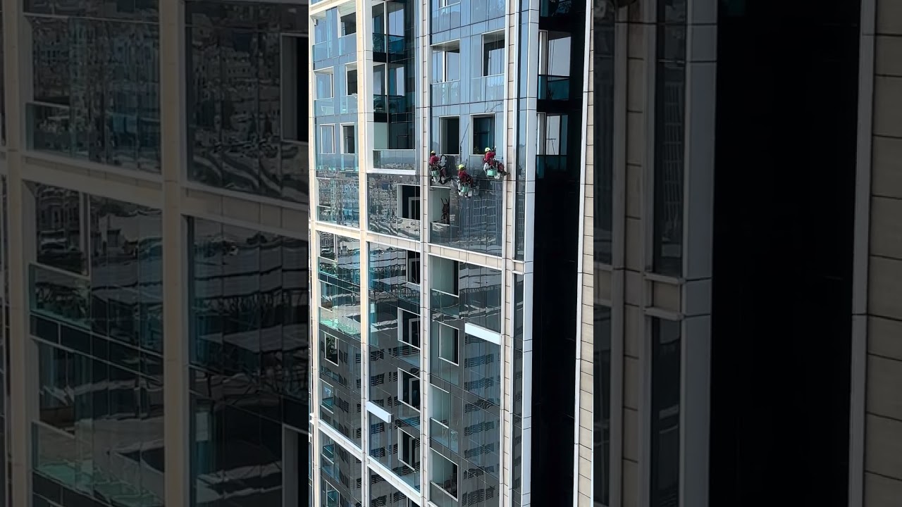 Dubai window cleaners (skyscraper building) 15 sec