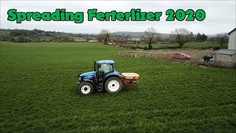 Spreading fertilizer with a NewHolland T6 and Vicon spreader