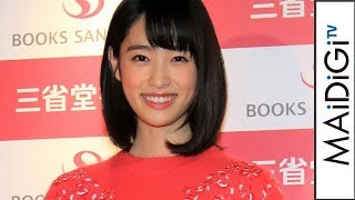 高橋ひかる、ピンクの“ふわふわ”ニットでキュートに…ミニスカートから美脚すらり