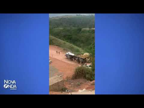 Carreta carregada com bloco de granito tomba no bairro São Cristóvão, em Nova Venécia