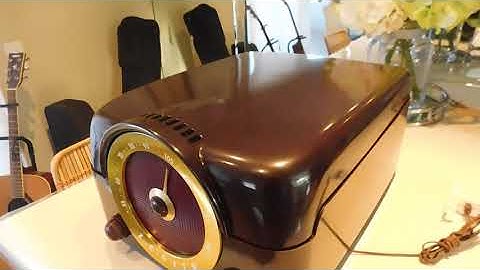 Zenith Cobra-Matic variable speed record player playing a couple 45 RPM records.