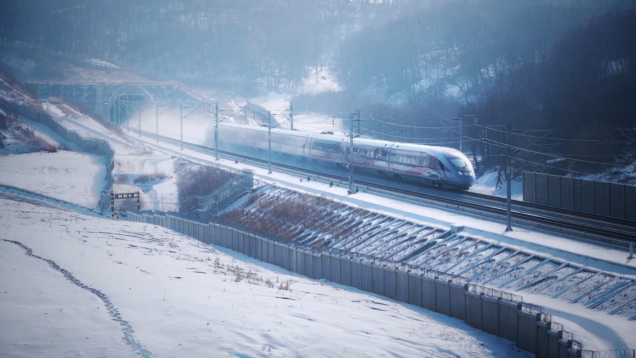 High-speed trains of Northeast China in the temperatures of -30℃ | 在零下30度的东北雪原，邂逅卷起风雪的高速列车 | 4K60