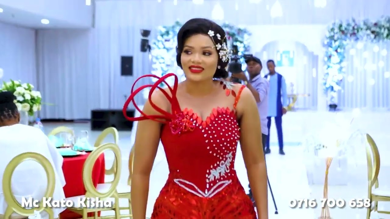 MUME MTARAJIWA AJIFICHA CHINI YA MEZA NA KUMPA WAKATI MGUMU BI HARUSI UKUMBINI |TAZAMA KILICHOTOKEA