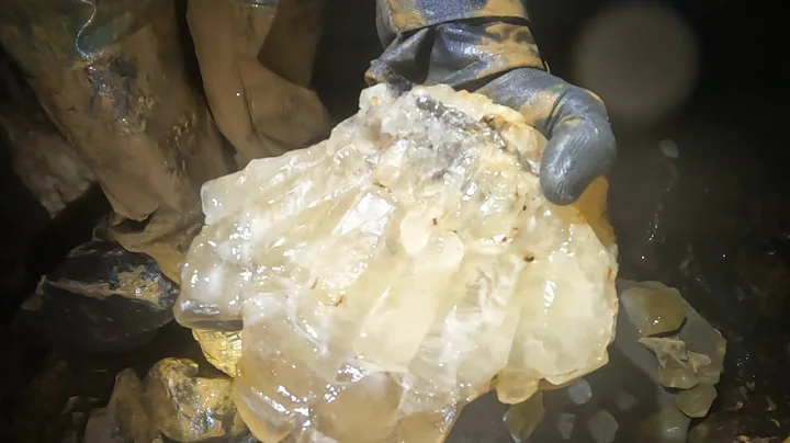 Huge Crystal Discovery In The Outer Limits Of Pett...
