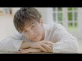 岩田剛典、ドキッとするような上目遣いで語り掛ける「触りたくなる肌へ