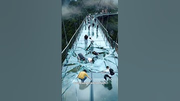 Runtuhnya Jembatan Kaca di Tiongkok Terekam Kamera! 😱