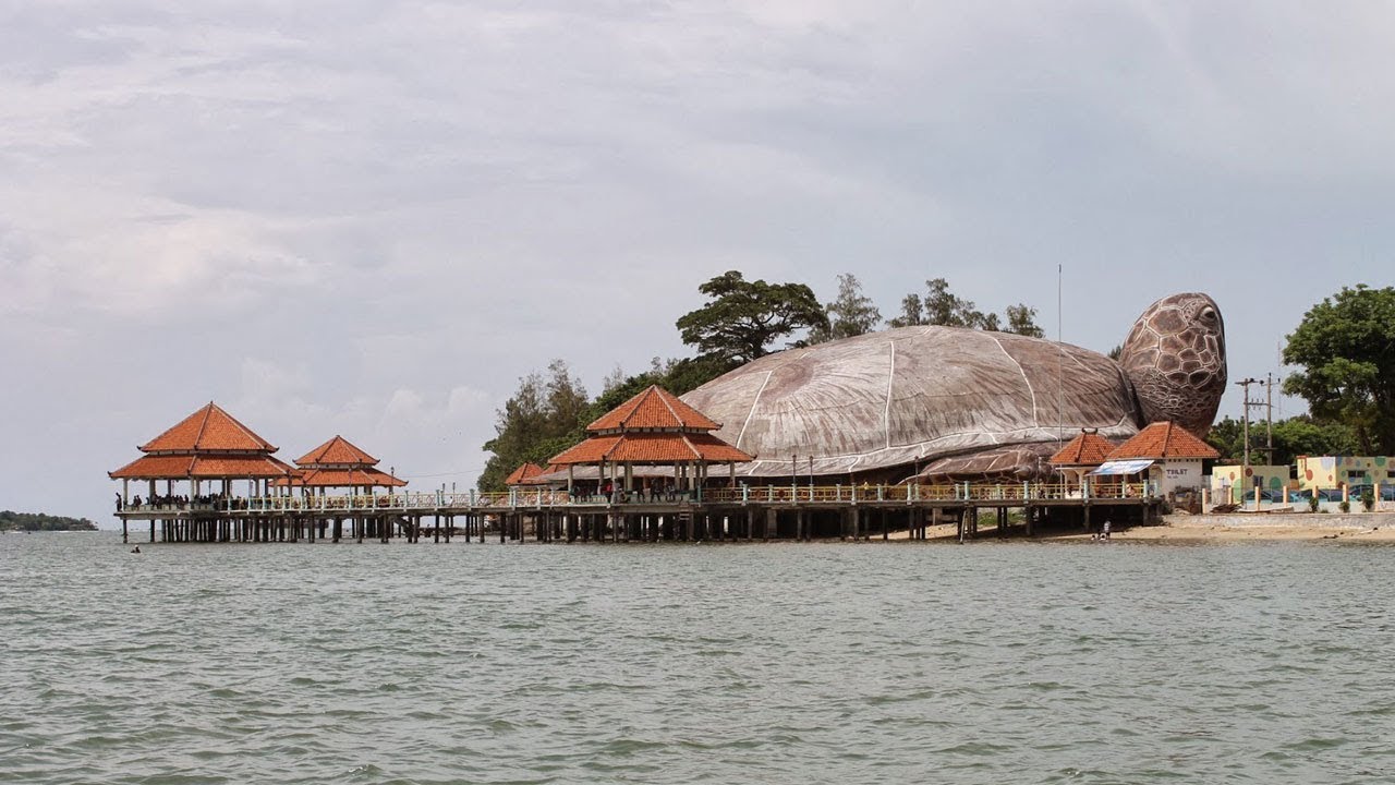 Pemandangan Bangunan Kura Kura Raksasa Pantai Kartini Jepara Jawa Tengah Dari Laut