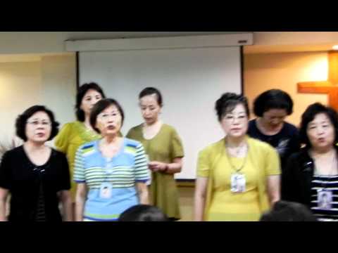 2011/8/30范宇文老師驗收蘭心合唱團幹部....國父紀念歌的熟練度...