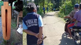 Memukul Kentongan Kayu Di Hari Minggu Pertanda Waktunya Kerja Bakti