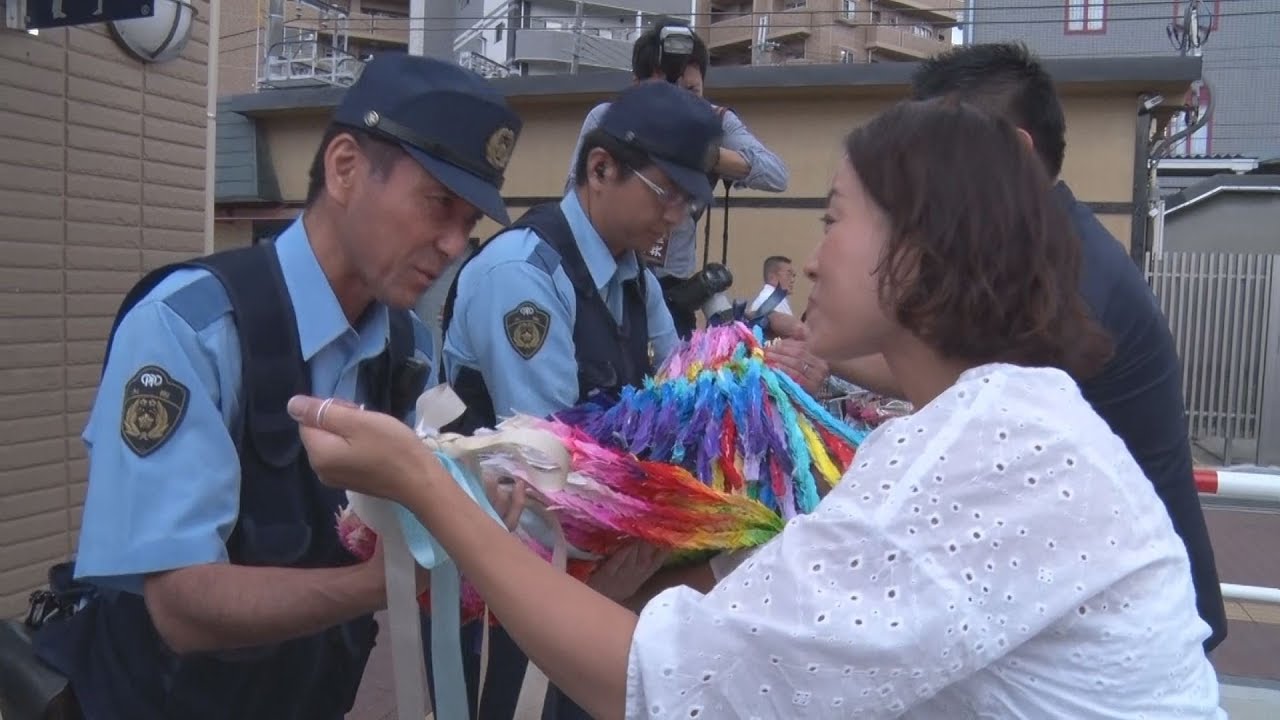 6千羽の折り鶴、交番に 拳銃強奪事件、巡査の回復願う - YouTube