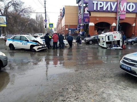 Саратовский полицейский протаранил машину скорой в момент реанимации пациента