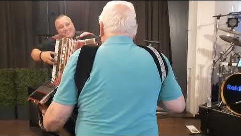 Even een stukje spelen op de verjaardag van Tinus aan de grens van de duitse heuvelen en meer..