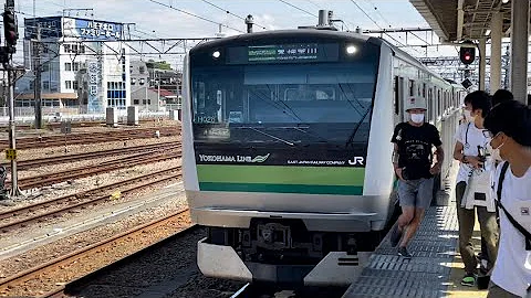一歩間違えば大事故 人と電車との軽い蝕車の瞬間 JR横浜線八王子駅にて 背後から電車が接近するも気づかず黄色い線を大幅に出て歩いていた人が列車と掠るシーン 2022 9 11 