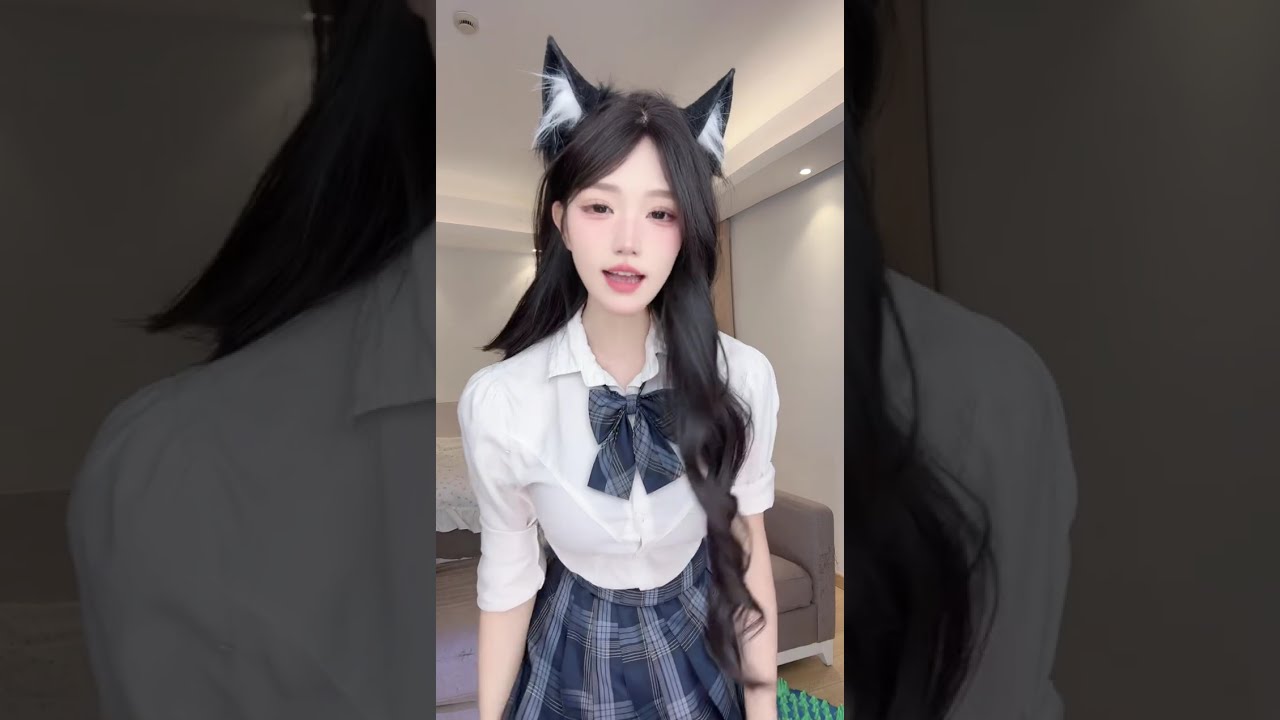 猫耳JK少女cosplay转圈 中国甜妹蓝白格子短裙Cat Ear JK Girl Cosplay Twirl Chinese Sweetie Blue Plaid Short Skirt