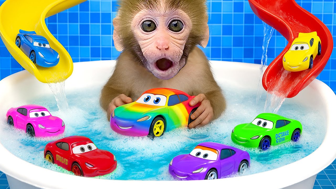 Mono BonBon se baña feliz en una bañera con jabón y cuida a su hermanito todo el día - Mono HT Esp