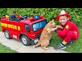 Feuerwehrmann Max fährt auf einem Feuerwehrauto und hilft der Katze.