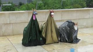 Morsomt Gadeteater I Bilbao Foran Guggenheim-Museet