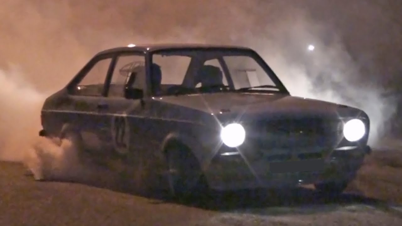HPE Mk2 Escort Rolling Burnout Leaving a Car Meet