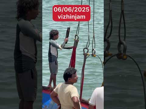 Fishing boat crain lift ചെയ്തപ്പോൾ #vizhinjamseaport #ytshorts #youtubeshorts #boat #crain #danger