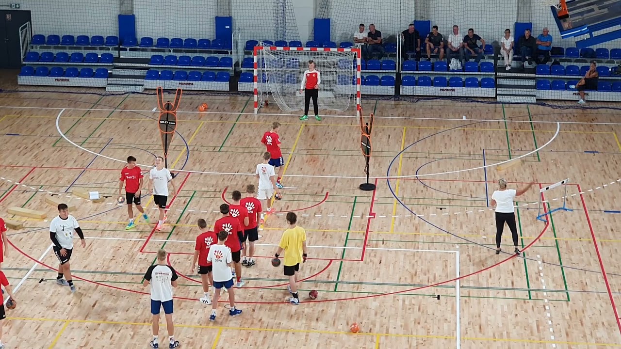 Nauczanie i doskonalenie techniki indywidualnej na różnych pozycjach gry w ataku.