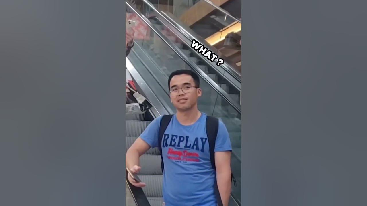A violinist appear on the escalators 😱🎻