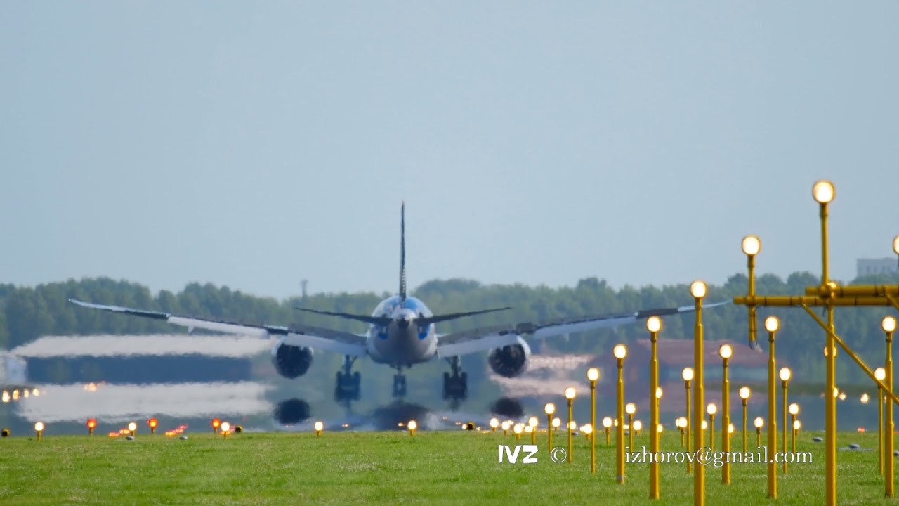 Widevody airplane landing