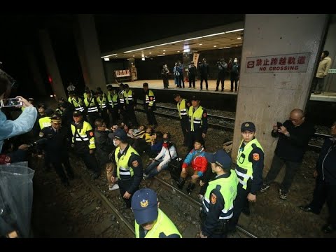 勞團臥軌反對修勞基法 旅客：三輸