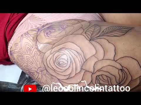Início de uma tatuagem floral Tatuagem de Rosas