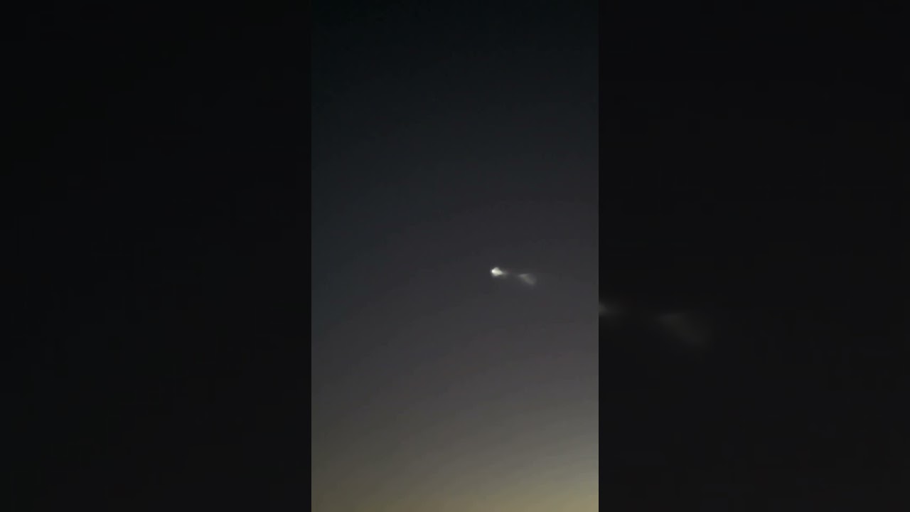 Weird thing flying through the sky ..What is this??? 