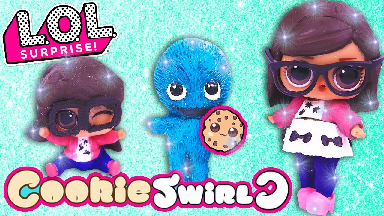 cookie swirl c playing with lol dolls